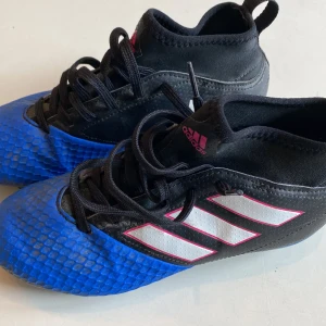 Fotbollsskor stl 35 - Adidas fotbollsskor med dobbar. Stl 35