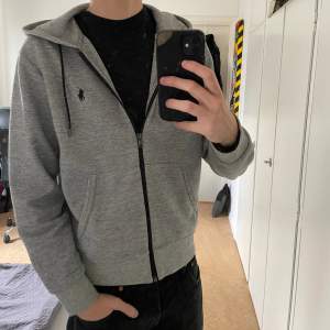 Polo Ralph Lauren hoodie i storlek S, skriv för fler bilder eller funderingar. Priset går att diskutera 