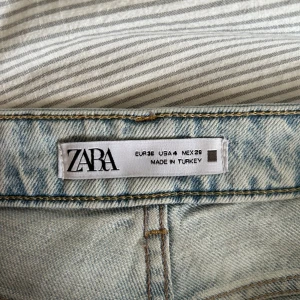 Blåa jeans  - Säljer ett par ljusblåa jeans från zara. Använda Max 10 gånger. Mest legat i garderoben då de är för små i midjan för mig. Sitter mid/lowaist på mig beroende på hur högt jag har de. Skriv för mer💗✨💫