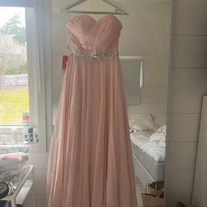 Säljer denna otroliga balklänning som är helt ny och i perfekt skick! Köpt för 3000, säljer för 2400 eller bud. Klänningen går vad jag vet inte att köpa från hemsidan längre. Storleken är en EU32, färgen är ”Pearl Pink”
