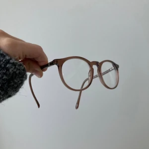 Bruna bågar  - Glasögonbågar i plast. Brun nyans. Knappt använda. Passar inte mig. 