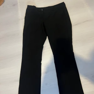 Lågmidjade kostymbyxor - Säljer mina lågmidjade kostymbyxor från bikbok, det är dom byxorna utan slits. Säljer för att dom inte passar mig längre. Har märken innanför byxorna men det är inget som syns när man har på sig dom💓