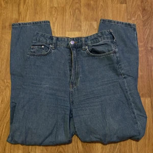 blåa high waist jeans - säljer dessa jeans från h&m då dom inte kommer till användning längre. 