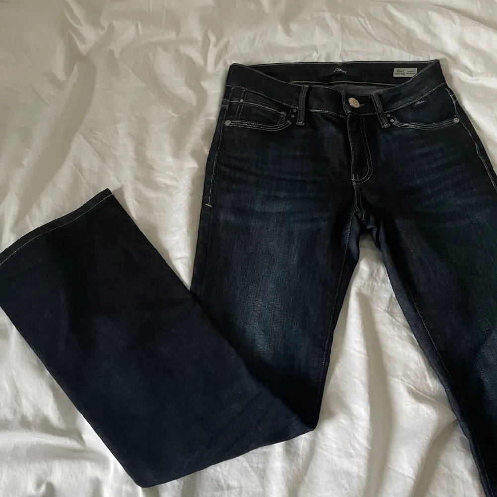 Jätte fina bootcut jeans i storlek 25/30, från Mavi. Mycket bra skick. Säljer då de är för korta för mig som nästan är 170cm lång. Kontakta för fler bilder!🥰🥰(pris kan diskuteras) !! nypris ca 700-800kr. Jeans & Byxor.