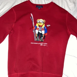 Polo bear by Ralph lauren - Säljer min polo bear tröja då jag inte använder den något, använd ett fåtal gånger men inga tecken på det. Köpte den på kids brandstore för ett tag sedan. Bara skriva ifall ni undrar över något.