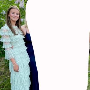 Ljusgrön By malina klänning  - Nu säljer jag min super fina balklänning från By malina. Super bra skick använd 2 gånger. Säljer för 3000kr, färgen är som på bild 1