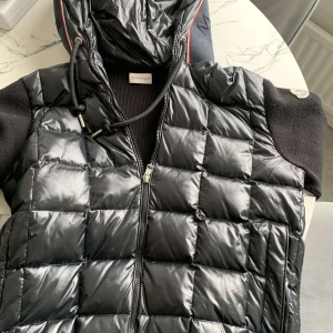Moncler cardigan  - Hej. Jag säljer min killkompis moncler cardigan åt honom. Självklart äkta, kan skicka äktehetsbevis. Skriv vid funderingar. 10/10 skick. Storlek L men passar M. 