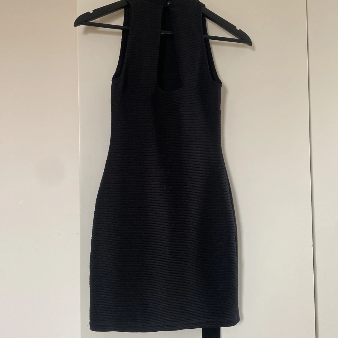 Kort festklänning med öppen rygg - 91