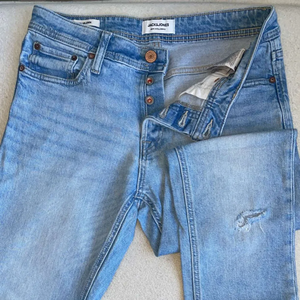 Hej nu säljer mina jack and jones jeans för bara 399kr säljer dom för att tycker inte det är min stil längre . Jeans & Byxor.