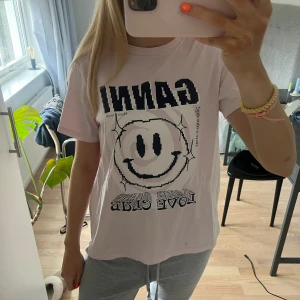 Ganni tshirt - Säljer en så snygg ganni tshirt! Nypris är 1300kr! Väldigt bra skick🫰🏼❤️
