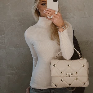 Polotröja  - Sjukt snygg beige stickad polotröja, köpt från zalando i nyskick 🫶🏼