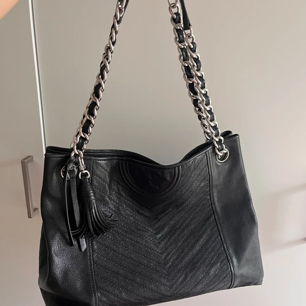 Jätte fin svart väska från tory burch med silvriga detaljer! Perfekt till vardags🌸. Väskor.