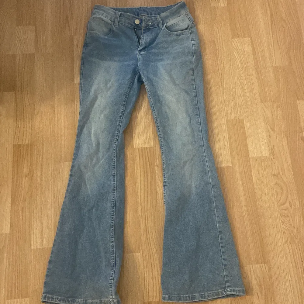 Blå bootcut jeans, väldigt fint skick, inte använda så mycket.. Jeans & Byxor.