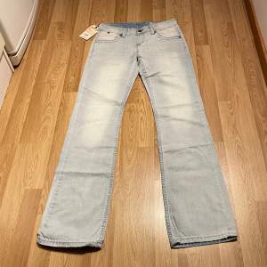 (33) lågmidjade ljusblå bootcut jeans helt nya med lappar kvar. Innerbenslängd: 87 cm, midjemått rakt över: 37 cm 🩵