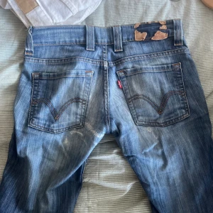 jeans levis - Jättesnygga lågmidjade jeans från Levis. De är ganska slitna och har en del defekter men de går absolut fortfarande att använda. Vet inte storlek men de passar S/XS. 