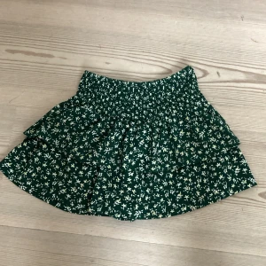 Snyggaste sommarkjolen!!❤️❤️ - Super fin kjol ifrån Zara i storlek 152. Har shorts inbyggt i kjolen! Väldigt fint skick och är även helt slutsåld! Kostar bara 30+ frakt