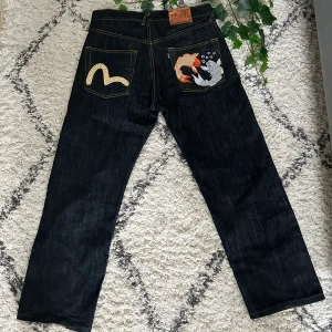 Evisu jeans - Ett par väldigt fina Evisu jeans som jag har haft i någon månad nu. Den säljes pga att min stil har ändrats då den inte kommer till användning. Den är i bra skick inget fel på logan eller nått sånt. Priset kan diskuteras och  köparen står för frakten