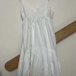 Zara klänning  - Den populära och perfekta sommar klänningen från Zara! Använd fåtal gånger så fint skick! Storlek S men klänningen har knytning där bak och kan därför justeras enkelt🤗