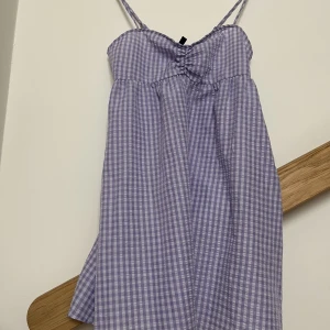 Sommarklänning - Gulligaste sommarklänningen💐🪽 Storlek M men är insydd vid brösten så att den är mindre, så skulle säga mer som en S!