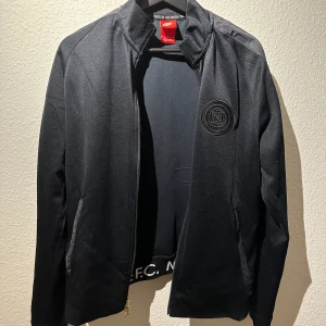 Nike tröja  - Riktigt snygg med guldiga detaljer   Har trådat på ryggen kolla sista bilden   Annars riktigt snygg!