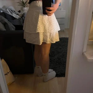 Kjol - Vit kjol från Gina tricot i storlek L men passar en som vanligtvis bär M lika bra. Lagom längd och perfekt nu till sommaren 🙌