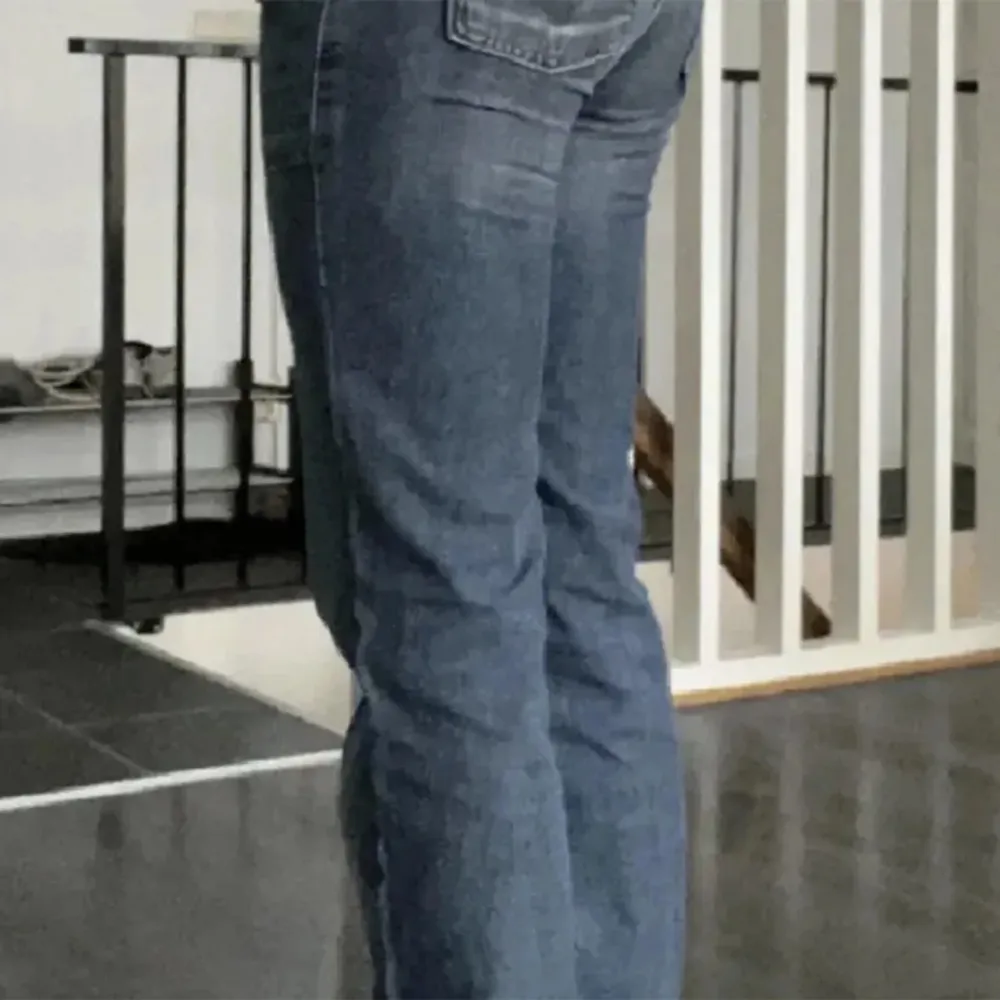 Skit coola lågmidjade jeans med fina detaljer på fickorna! Passar mig som är 170 bra i längden!💗 Tvärs över 36cm, Innerbens längd: 84cm. Jeans & Byxor.