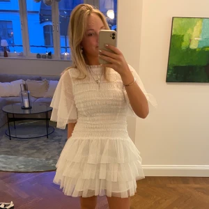 Studentklänning  - En helt ny studentklänning från bymalina i storlek S, den är oanvänd och har prislappen kvar.☺️ Säljer en till i M då ja inte kan skicka tillbaka någon av de längre… originalpris är 3800 men jag säljer för 2500. Köpt direkt för 3000❤️