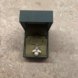 Maria Nilsdotter Bumbelbee Halsband - Jätte fint Maria Nilsdotter Bumbelbee pearl halsband som jag köpte för 2450kr men säljer för 950. Kedje måttet är 45 