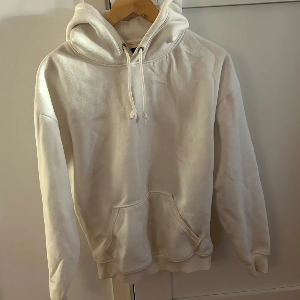 säljer denna helt oanvända oversized hoodien från BikBok! Köpt för 300kr, men säljer då jag inte använder den tyvärr! 🫶. Hoodies.