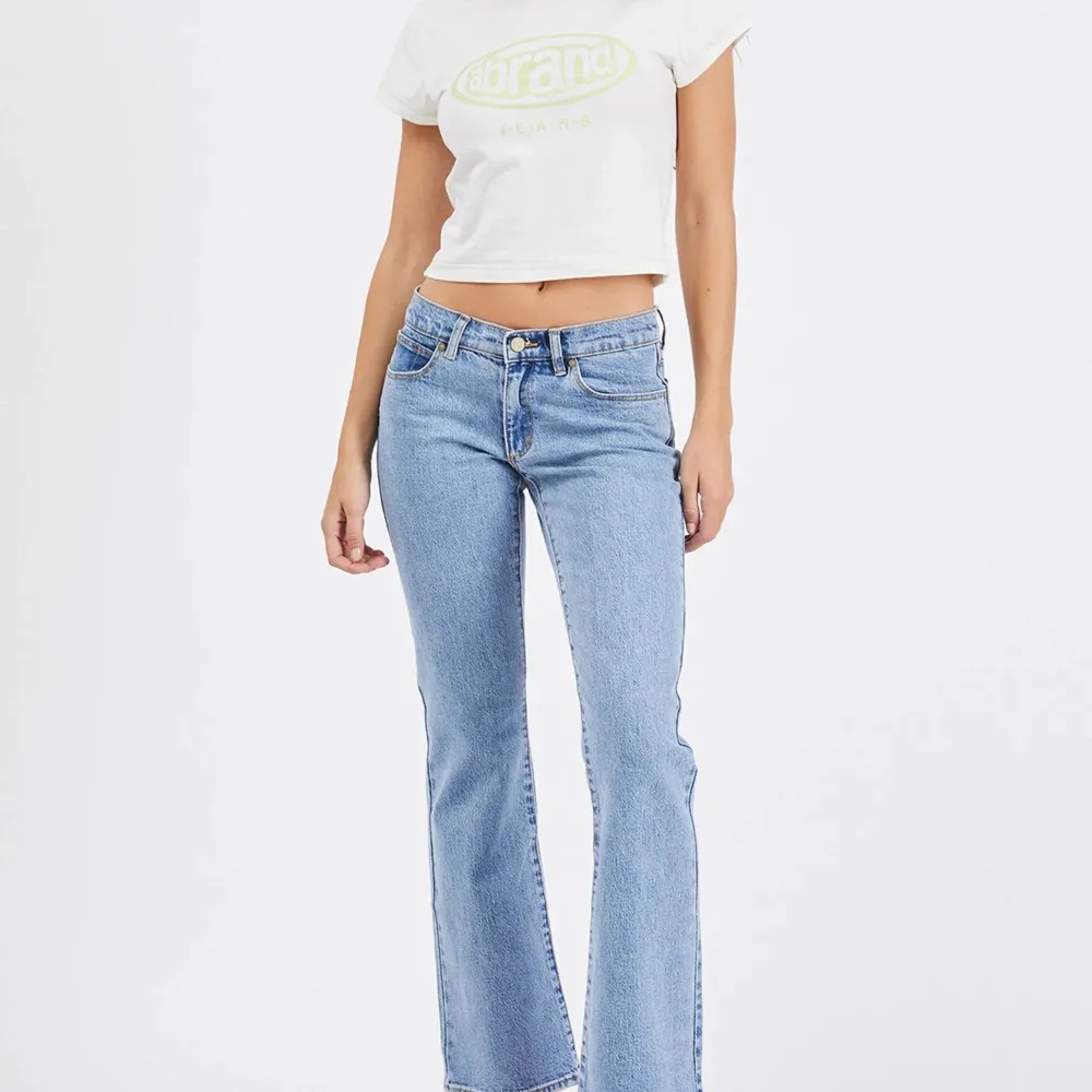 Skitsnygga lågmidjade bootcut jeans ifrån Abrand 🙌🏼🙌🏼. Jeans & Byxor.