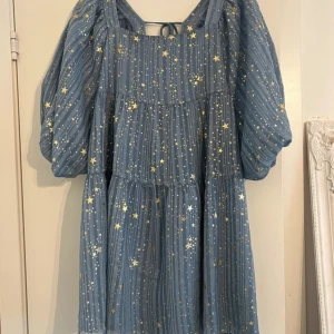 Blå mini klänning  - Mini klänning från nasty gal, oanvänd med prislapp kvar, mycket fint skick 