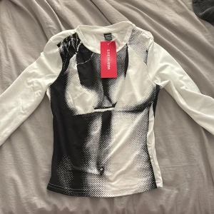 Långärmad tröja - Långärmad tröja som har ett speciellt mönster. Aldrig använt och lappen är kvar. Skönt material och snygg passform.