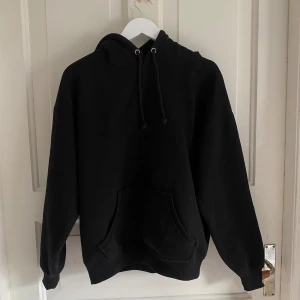Svart hoodie🖤 - Svart Bik Bok hoodie i storlek S. Ser ut som vita små prckar  på den men det är det inte, kan vara något dam.🤍