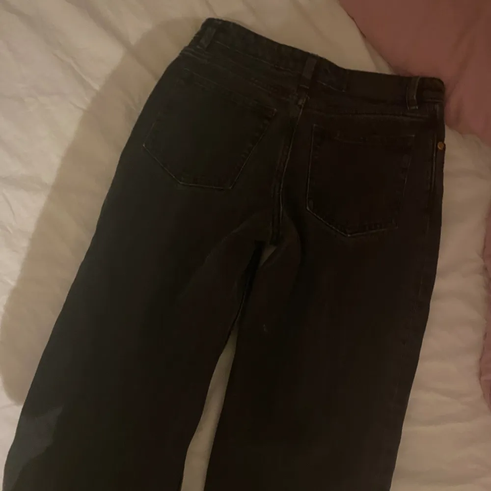 Väldigt lite använda grå/svarta jeans med låg/medelhög midja som är raka i benen från monki💞Skriv för mer bilder eller frågor. Nypris: 400 kr . Jeans & Byxor.