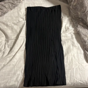 Fin kjol - Söt kjol använd några gånger, säljs då den är för liten. Har en slits på sidan👌🏻