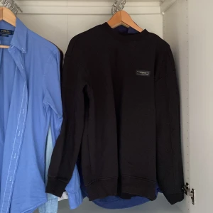 Sweatshirt  - Fin svart sweatshirt i 9/10 skick 