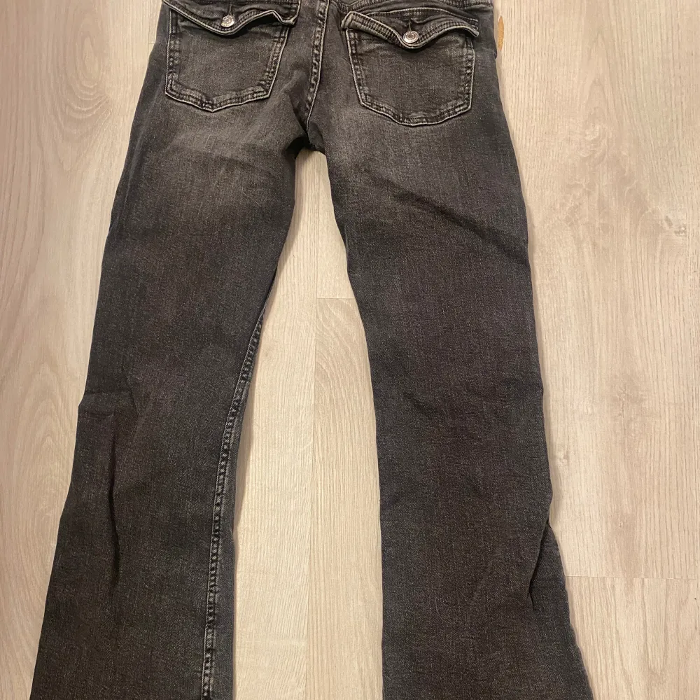 Bra skick low rise bootcut snygga fickor två knappar knappt använda storlek 152. Jeans & Byxor.