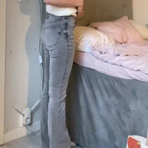 Grå jeans - Säljer dessa lågmidjade jeansen från gina då de inte används, använd fåtal gånger super fint skick. 