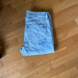 Ett par fina jeans i ljusblå färg 9/10 skick