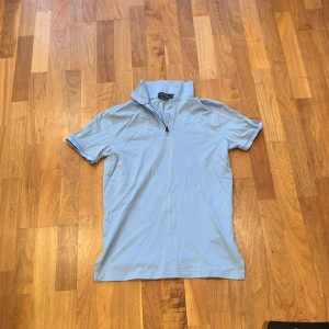 Polo shirt  - Säljer nu en halv zip piek som jag använde i sommar men inte något längre perfekt sick och inga defekter 