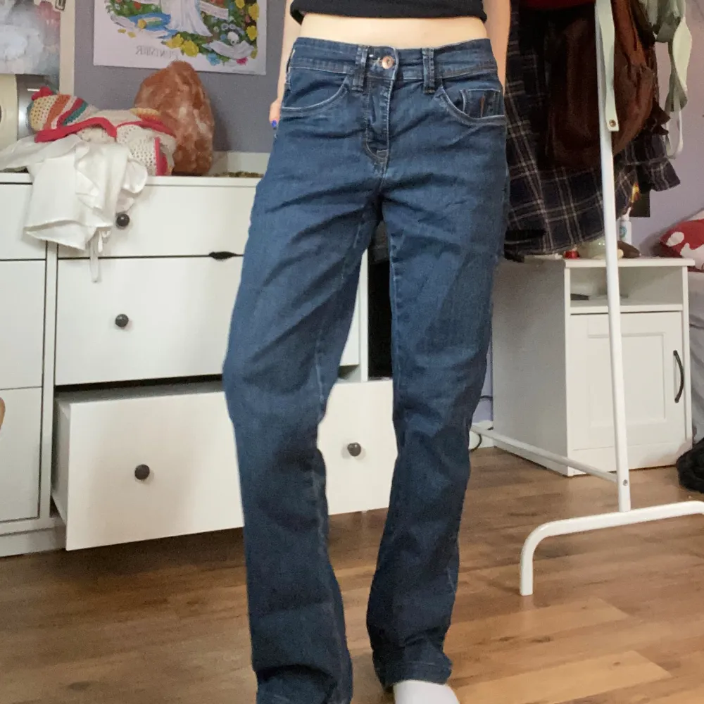 Raka jeans från Kappahl som jag köpt second hand men aldrig använt. De har tecken på användning men inga defekter.. Jeans & Byxor.