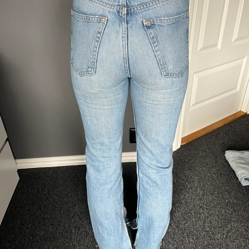 Ljusblåa byxor från Pull&Bear i storlek 32. Passformen är tight upptill men går ut nertill med en slitt/öppning vid fotleden. Är i bra form trots använda antal gånger.💓. Jeans & Byxor.