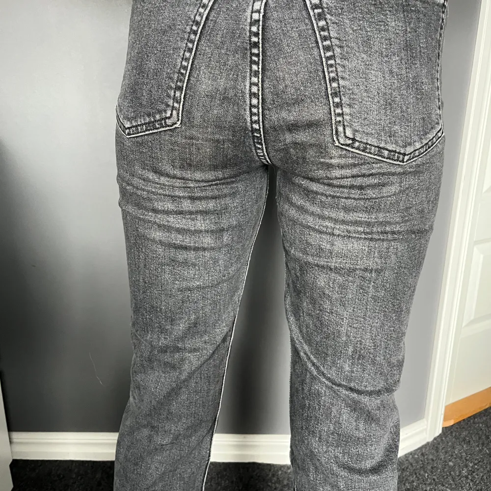 Ett par gråa jeans från Cubus, aldrig använda och därför i fint skick. Byxorna är i storlek XS/32.. Jeans & Byxor.