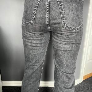 Ett par gråa jeans från Cubus, aldrig använda och därför i fint skick. Byxorna är i storlek XS/32.