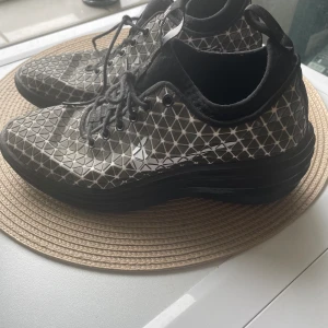 Nike skor (svåra att hitta)  - Säljer dessa Nike skor i storlek 38.5, då de endast ligger i min garderob! Skorna är skit snygga att matcha med tex kjol eller kostymbyxor. Pris går att diskutera🙌
