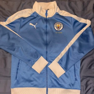 Vintage Manchester city tröja - Extremt fin och svårt att få tag i den a Vintage Manchester city tröja kondition 10/10 pris 500kr kan diskuteras! SIZE S