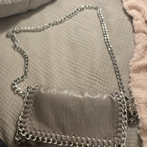 Tiamo väska - En perfekt vår/ sommar väska, sparsamt användt, skick 9/10. 230kr, frakt ingår inte 😊