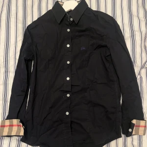 Burberry skjorta  - Burberry skjorta helt utan defekt. Storlek S men kan även passa M  I tvätt lappen står det L men burberry har väldigt små storlekar. Nypris cirka 5000 kr 