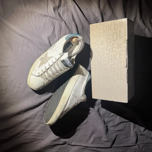 Golden goose skor - Säljer dessa sjukt trendiga Golden goose skor i skick 7.5/10 Tillkommer original låda Storlek 40 men passar 41