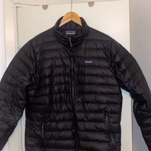 Patagonia puffer jacket - Svart jacka från patagonia, perfekt för vår/höst. Fickor både inuti och utanpå. Skjusterbar midja.  Skick 10/10. Pris kan disskuteras Orginal pris 2200kr